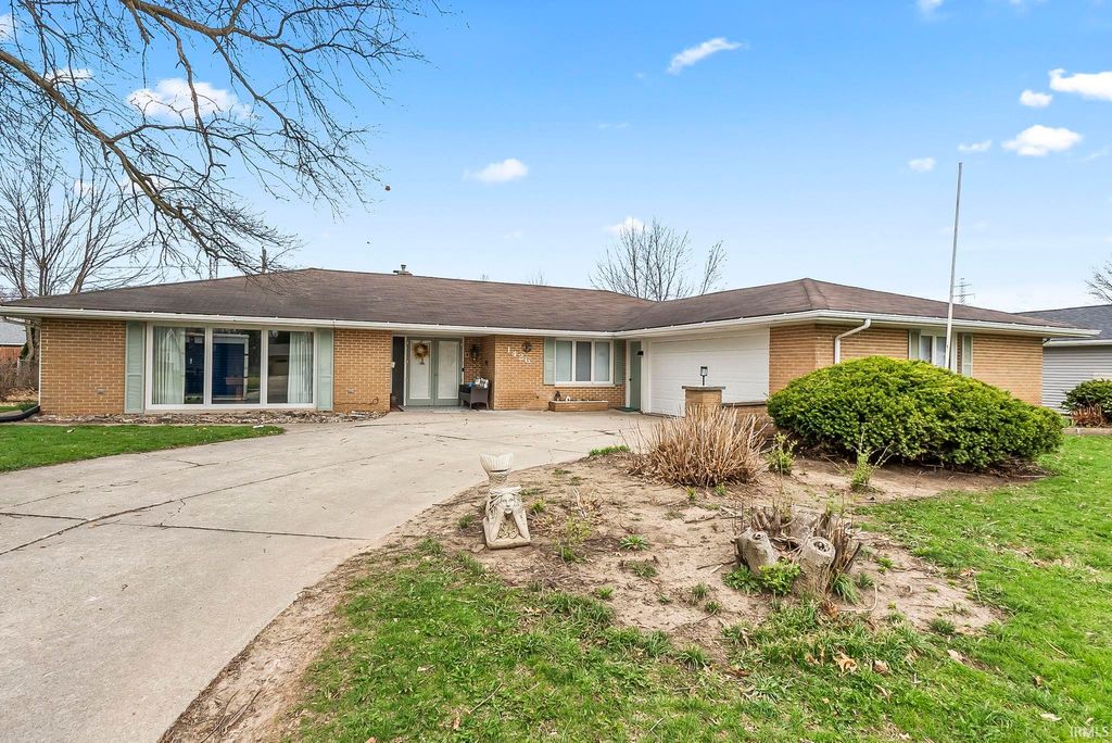 Photo of 1426 Lakewood Drive, Fort Wayne, IN 46819 (MLS # 202611137)
