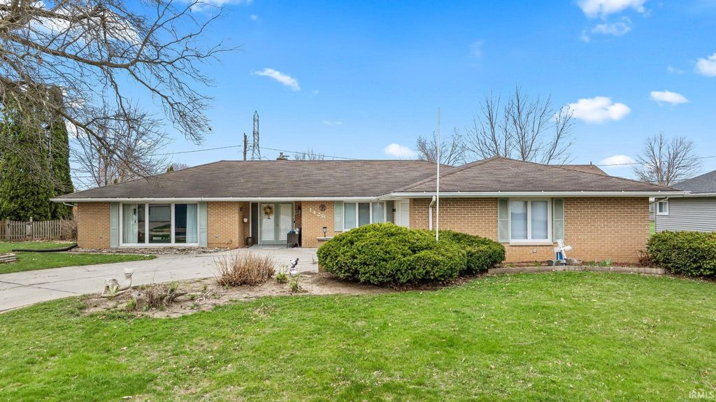 Photo of 1426 Lakewood Drive, Fort Wayne, IN 46819 (MLS # 202611137)