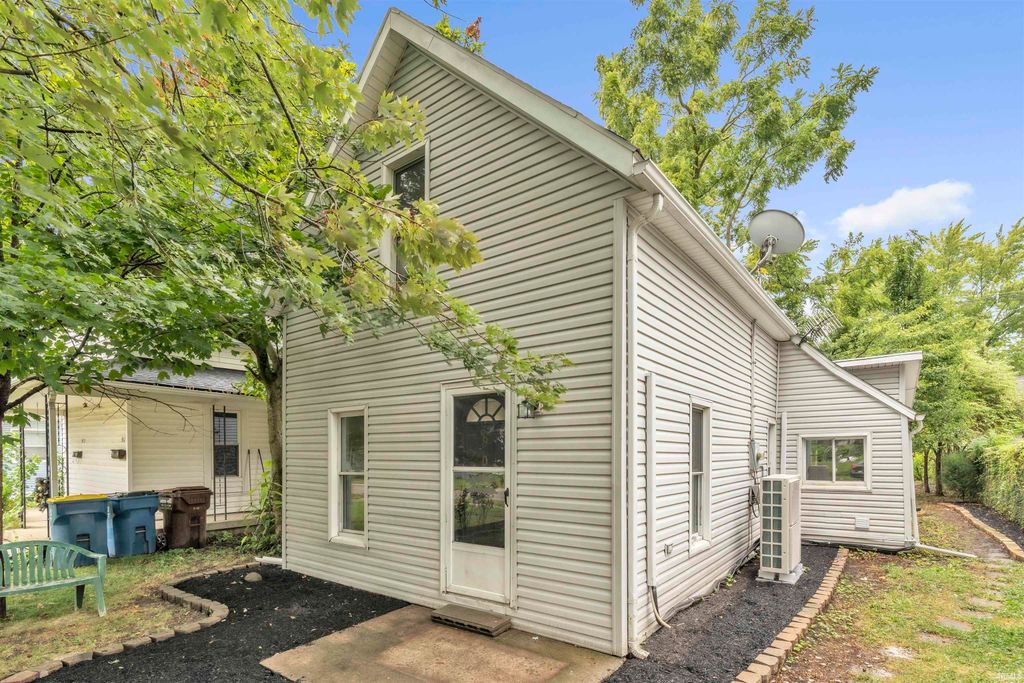 Photo of 909 W Market Street, Bluffton, IN 46714 (MLS # 202616512)