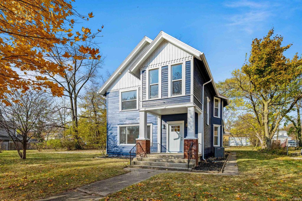 Photo of 316 W Creighton Avenue, Fort Wayne, IN 46807 (MLS # 202545459)