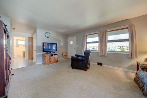 Tiny photo for 6612 E Oak Street, Evansville, IN 47715 (MLS # 202618619)