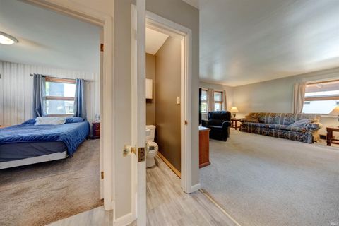 Tiny photo for 6612 E Oak Street, Evansville, IN 47715 (MLS # 202618619)
