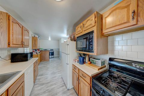 Tiny photo for 6612 E Oak Street, Evansville, IN 47715 (MLS # 202618619)