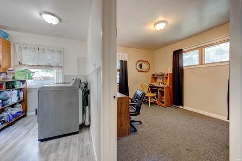 Tiny photo for 6612 E Oak Street, Evansville, IN 47715 (MLS # 202618619)