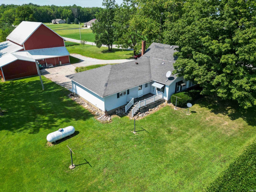 Photo of 15144 County Road 50, Syracuse, IN 46567 (MLS # 202639030)