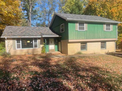 Photo of 1906 W James Drive, Marion, IN 46952 (MLS # 202547420)