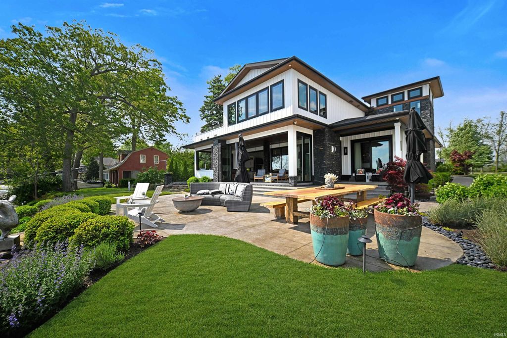 Photo of 6943 E Eli Lilly Road, Syracuse, IN 46567 (MLS # 202616524)