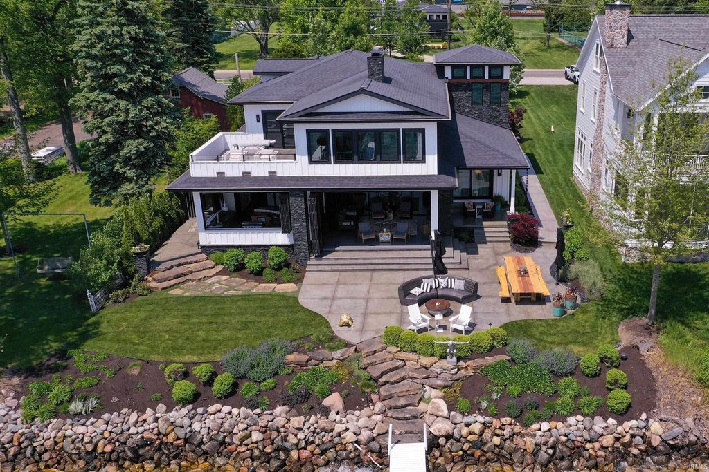 Photo of 6943 E Eli Lilly Road, Syracuse, IN 46567 (MLS # 202616524)