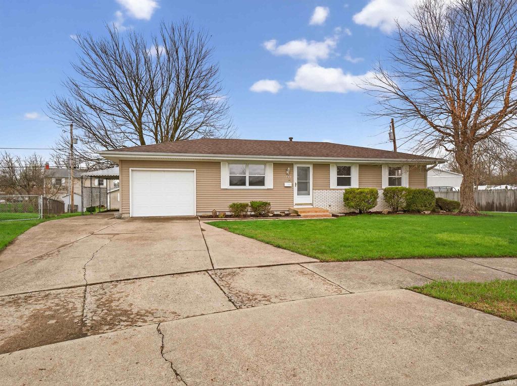 Photo of 1705 Shalimar Court, Fort Wayne, IN 46808 (MLS # 202611616)