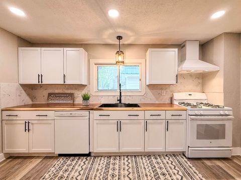 Tiny photo for 4025 Tacoma Avenue, Fort Wayne, IN 46807 (MLS # 202615862)