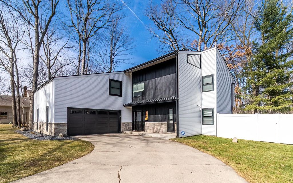 Photo of 1319 Pine Mills Court, Fort Wayne, IN 46845 (MLS # 202606605)