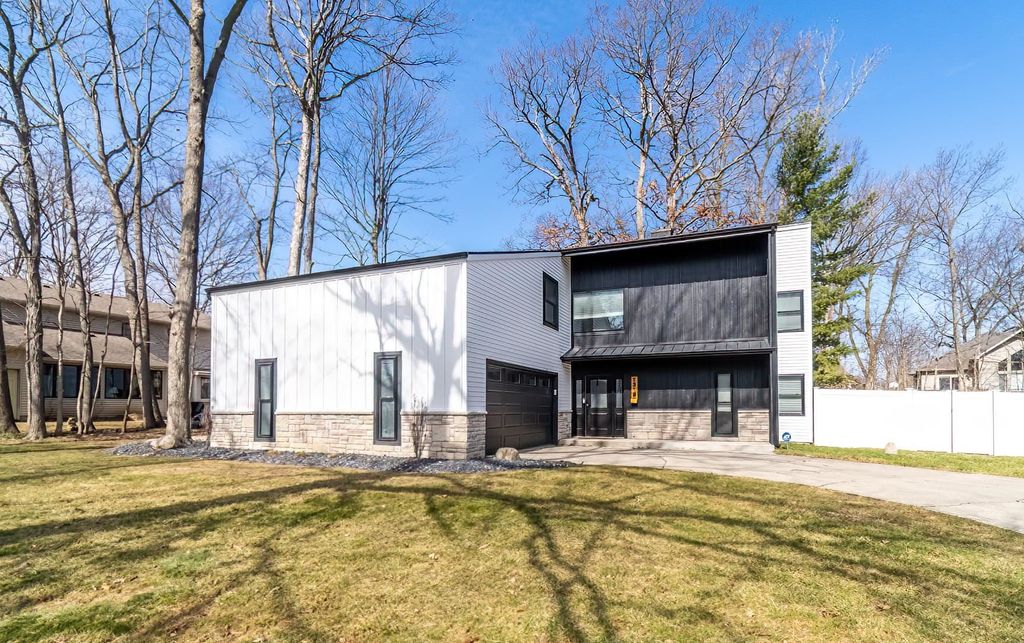 Photo of 1319 Pine Mills Court, Fort Wayne, IN 46845 (MLS # 202606605)