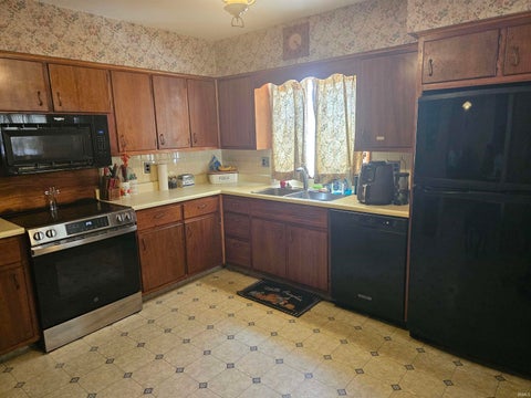 Tiny photo for 106 E Beckley Street, Royal Center, IN 46978 (MLS # 202631356)