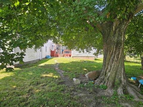 Tiny photo for 106 E Beckley Street, Royal Center, IN 46978 (MLS # 202631356)