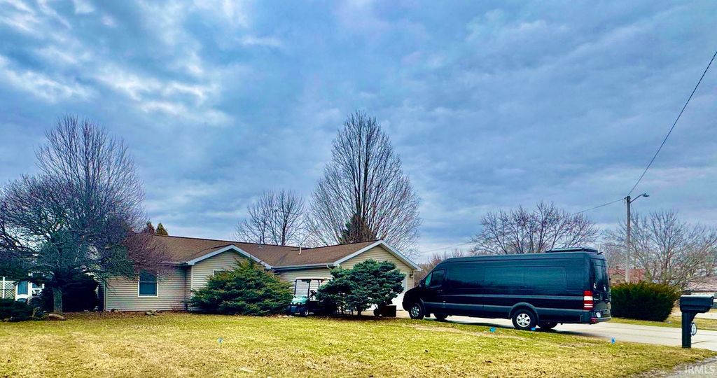 Photo of 7915 S Cameron Drive, Hamilton, IN 46742 (MLS # 202605340)