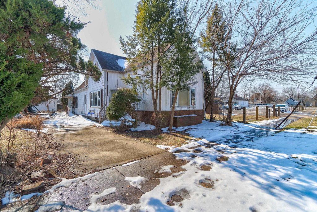 Photo of 613 E Louisiana Street, Evansville, IN 47711 (MLS # 202604362)