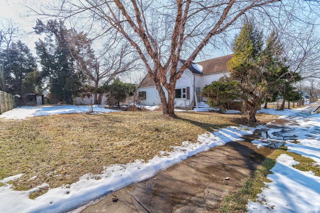 Photo of 613 E Louisiana Street, Evansville, IN 47711 (MLS # 202604362)