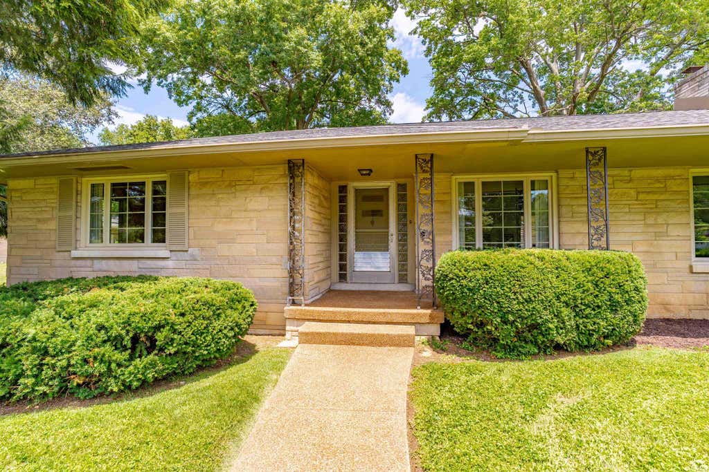 Photo of 1319 Greenfield Road, Evansville, IN 47715 (MLS # 202629858)