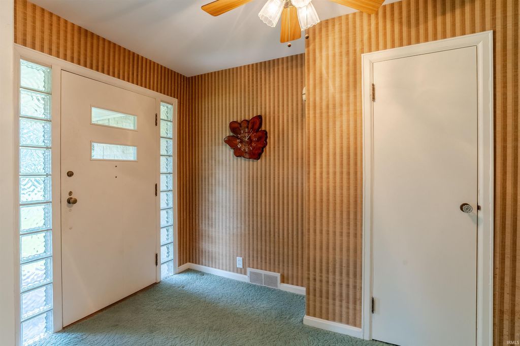 Photo of 1319 Greenfield Road, Evansville, IN 47715 (MLS # 202629858)