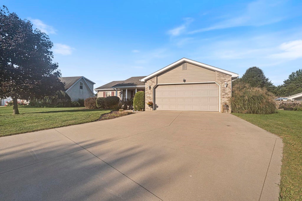 Photo of 215 Tecumseh Street, Warsaw, IN 46582 (MLS # 202636921)