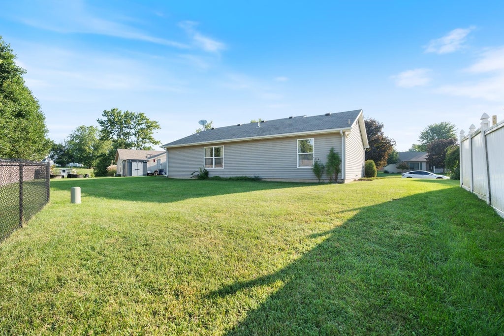 Photo of 215 Tecumseh Street, Warsaw, IN 46582 (MLS # 202636921)