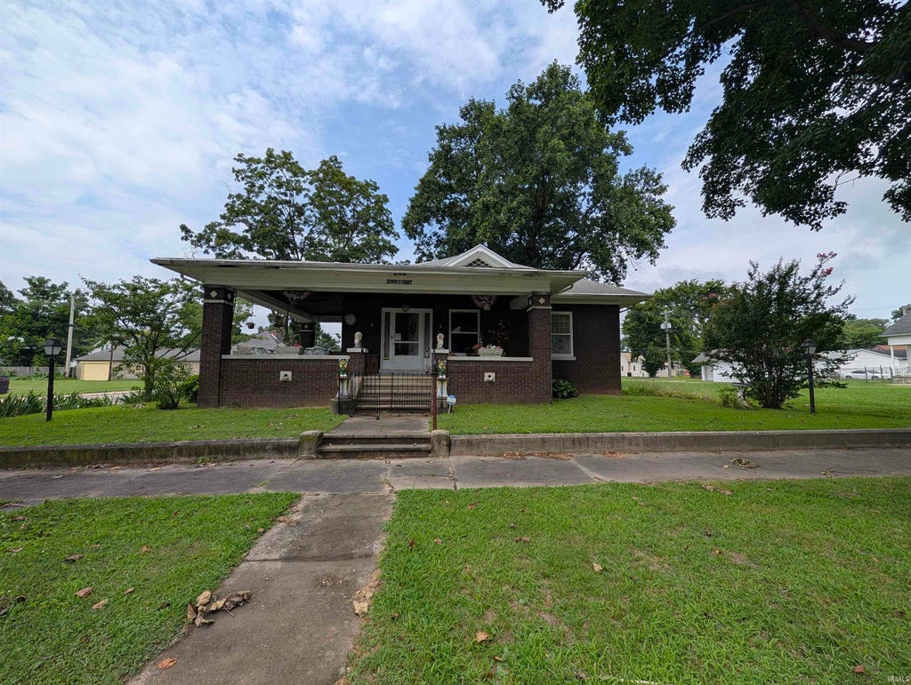 Photo of 703 College Avenue, Mount Vernon, IN 47620 (MLS # 202628034)