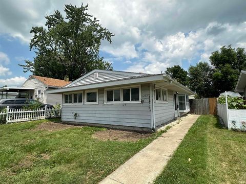 Photo of 1222 N LINDSAY Street, Kokomo, IN 46901 (MLS # 202527310) Photo of 1222 N LINDSAY Street, Kokomo, IN 46901 (MLS # 202527310)