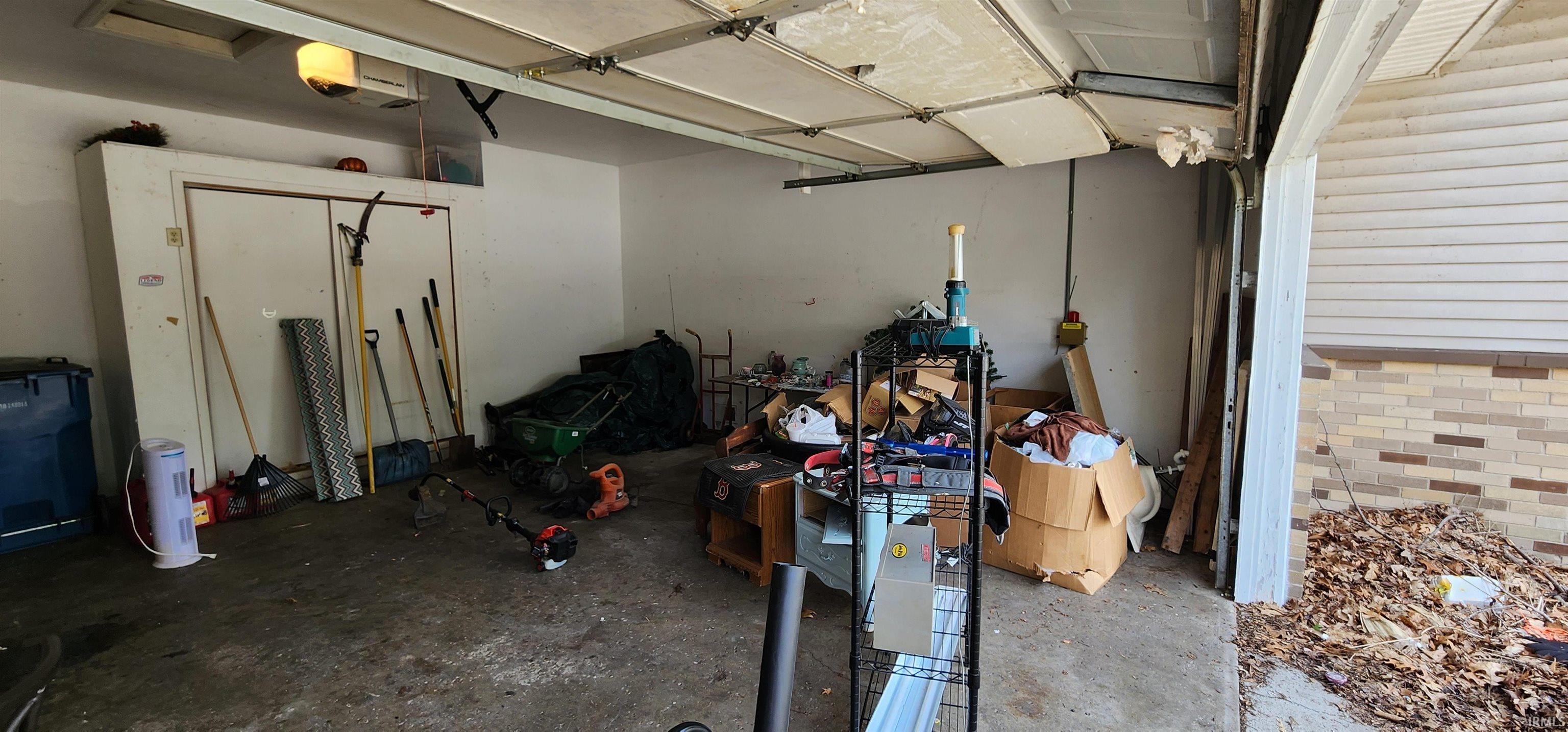 Elkhart, Indiana 46514, United States, 3 Bedrooms Bedrooms, ,3 BathroomsBathrooms,Residential,Pending,9879