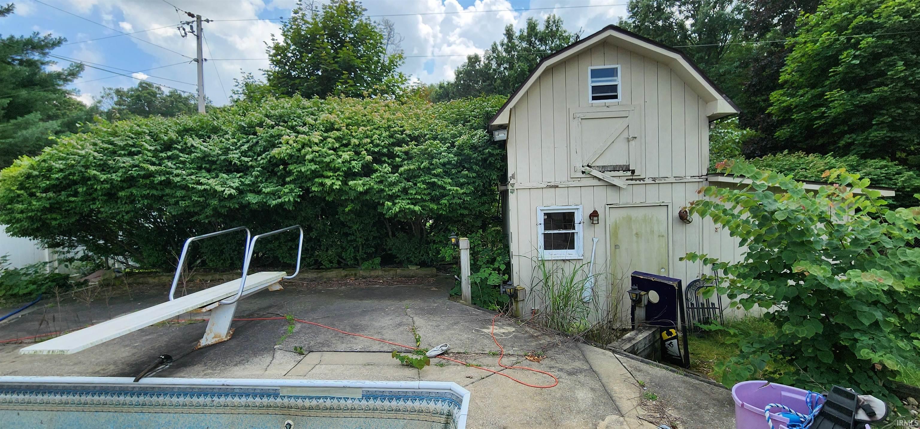 Elkhart, Indiana 46514, United States, 3 Bedrooms Bedrooms, ,3 BathroomsBathrooms,Residential,Pending,9879