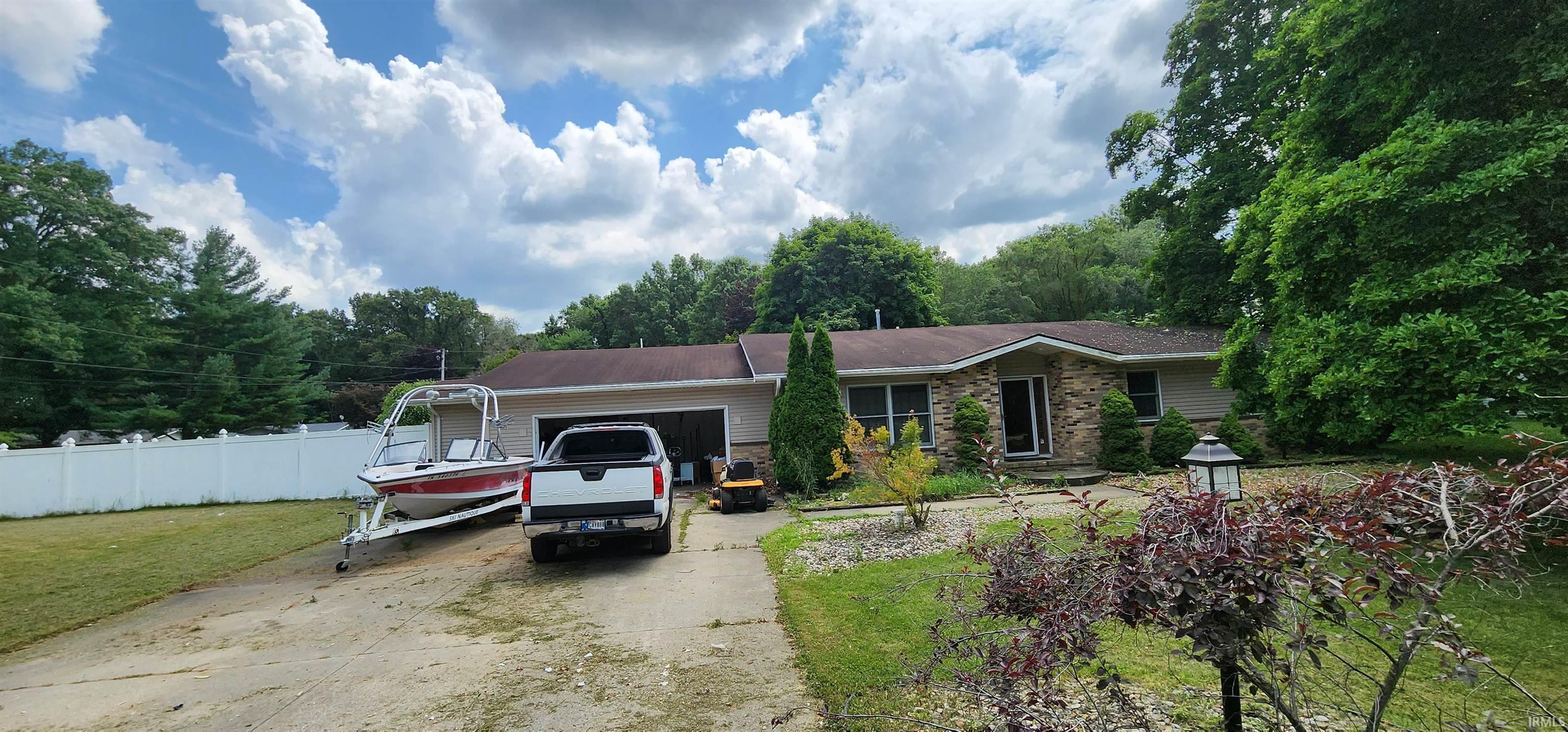 Elkhart, Indiana 46514, United States, 3 Bedrooms Bedrooms, ,3 BathroomsBathrooms,Residential,Pending,9879