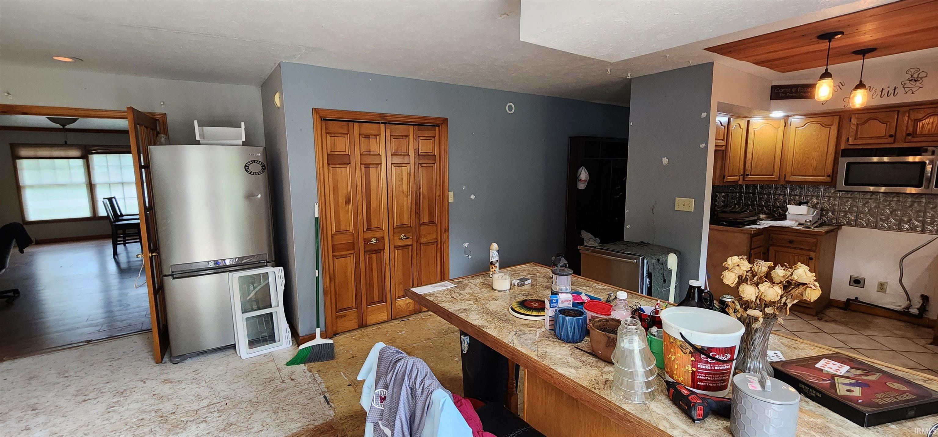 Elkhart, Indiana 46514, United States, 3 Bedrooms Bedrooms, ,3 BathroomsBathrooms,Residential,Pending,9879