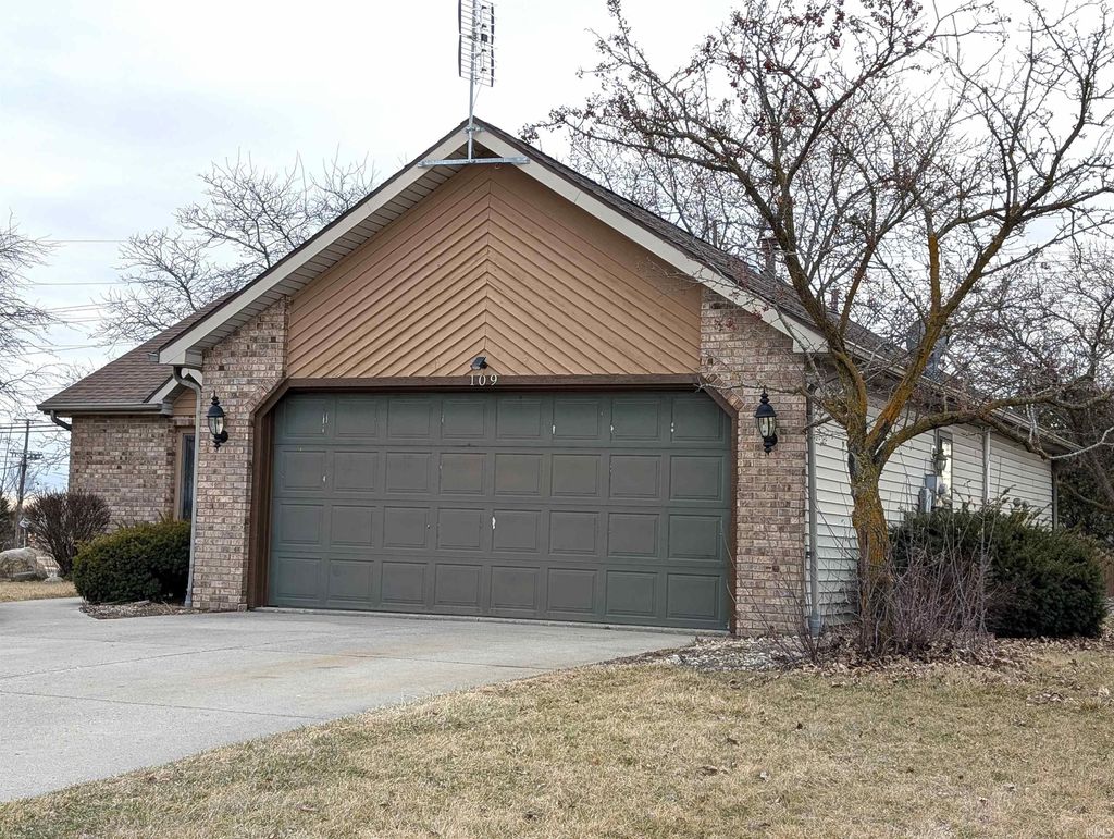 Photo of 109 Greenbriar Drive, Bluffton, IN 46714 (MLS # 202606717)