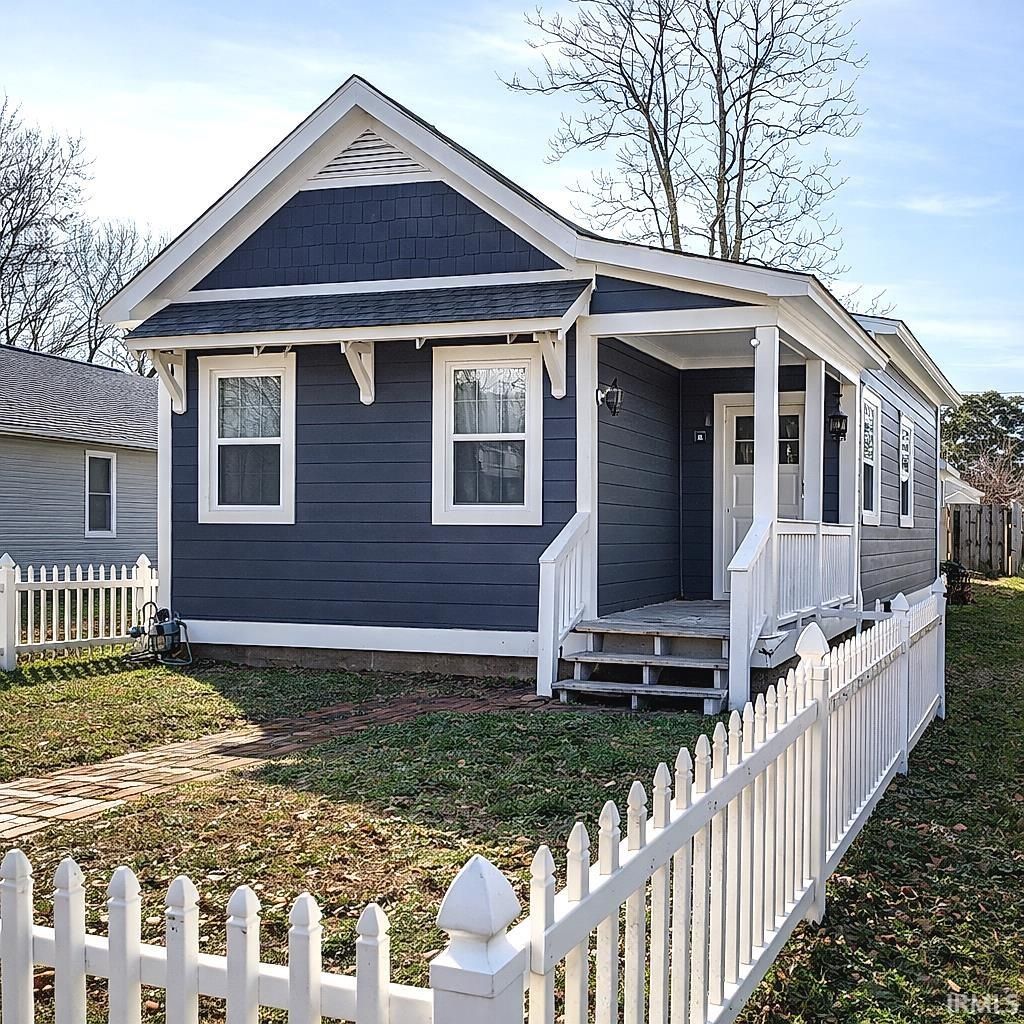 Photo of 318 W Louisiana Street, Evansville, IN 47710 (MLS # 202607403)