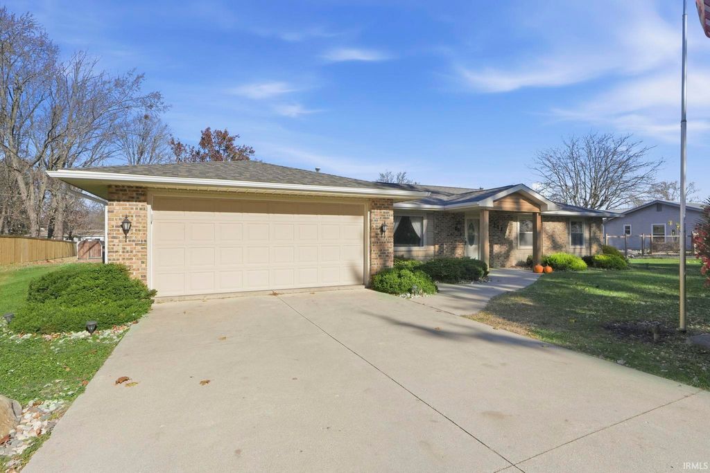 Photo of 711 Wakefield Circle, Kendallville, IN 46755 (MLS # 202546576)