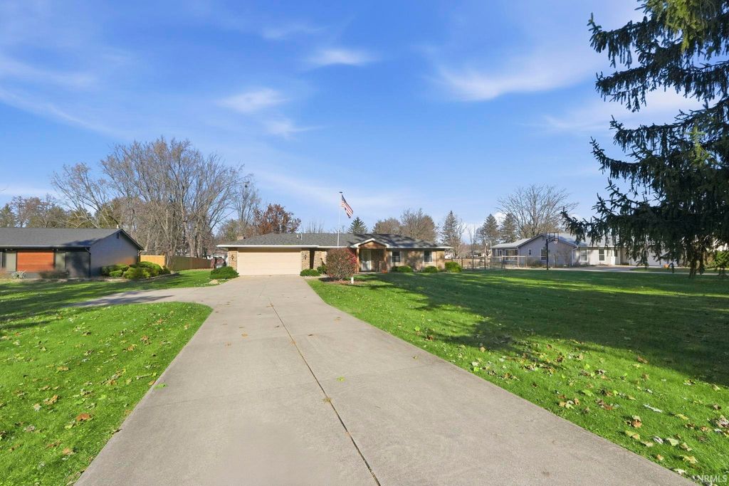 Photo of 711 Wakefield Circle, Kendallville, IN 46755 (MLS # 202546576)