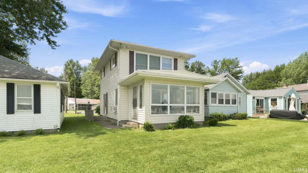 Photo of 628 E Lakewood Avenue, Warsaw, IN 46580 (MLS # 202626349)