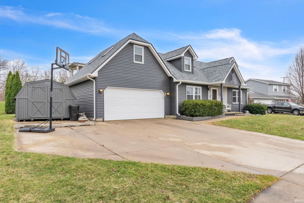 Photo of 1406 Fairview Run, Kendallville, IN 46755 (MLS # 202608195)