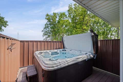 Tiny photo for 5666 W County Rd 950 N, Rossville, IN 46065 (MLS # 202622231)