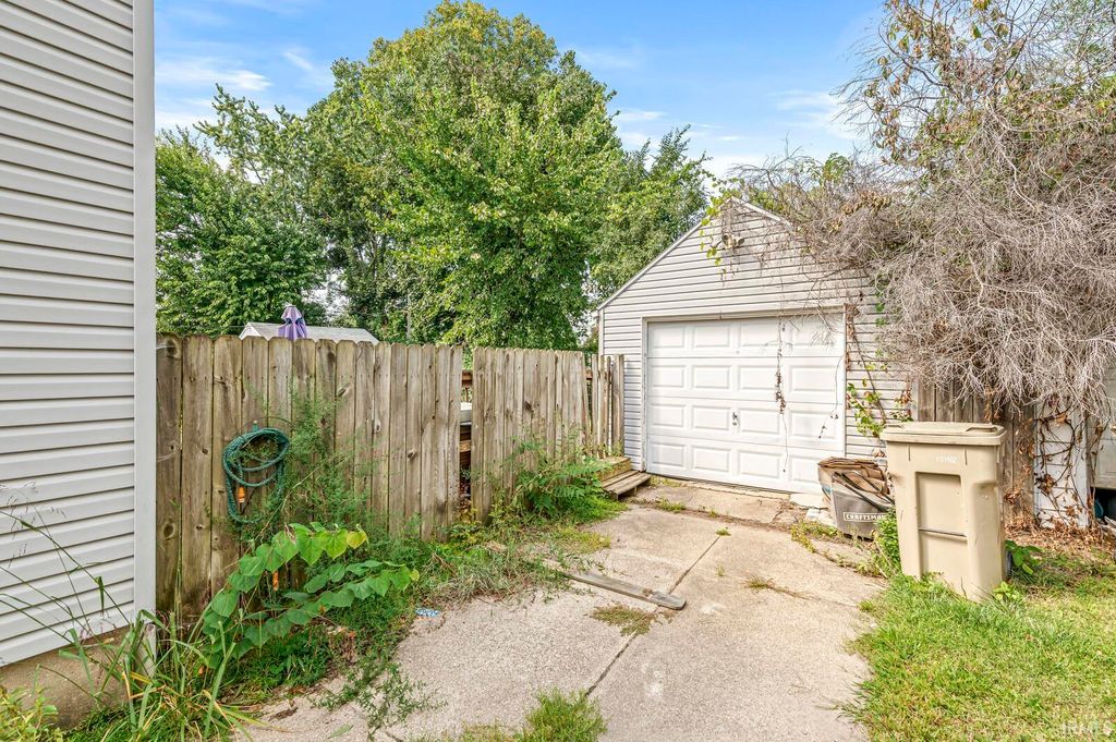 Photo of 521 E Woodside Street, South Bend, IN 46614 (MLS # 202602006)