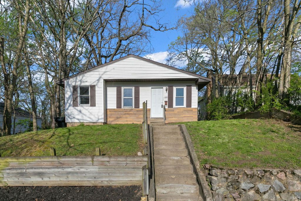 Photo of 1225 S 27Th Street, South Bend, IN 46615 (MLS # 202614265)