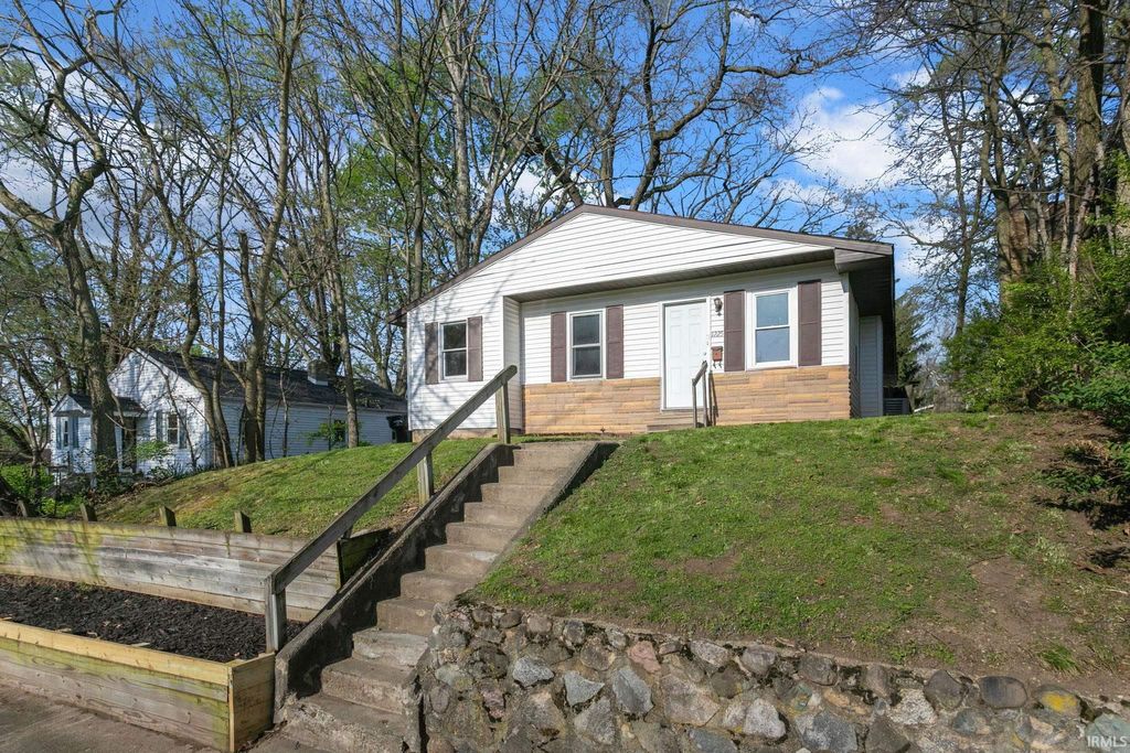 Photo of 1225 S 27Th Street, South Bend, IN 46615 (MLS # 202614265)