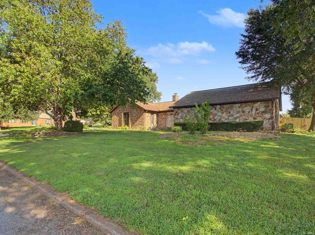 Photo of 2009 Greenbrier Drive, Mount Vernon, IN 47620 (MLS # 202630970)