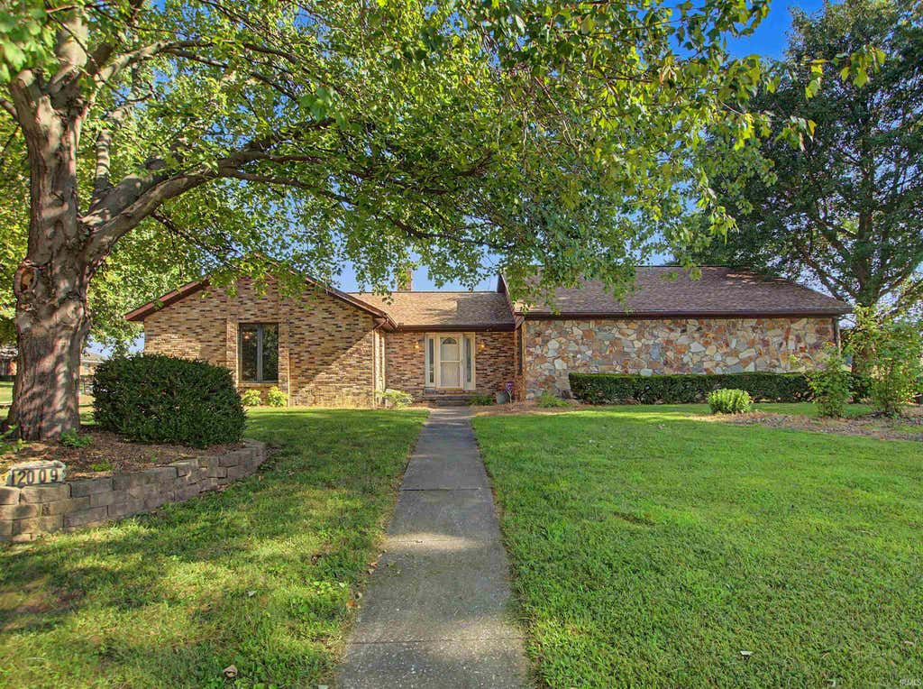 Photo of 2009 Greenbrier Drive, Mount Vernon, IN 47620 (MLS # 202630970)