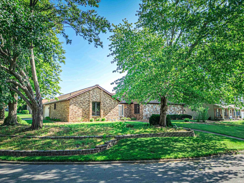 Photo of 2009 Greenbrier Drive, Mount Vernon, IN 47620 (MLS # 202630970)