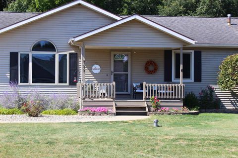 Photo of 865 N 280 W, Angola, IN 46703 (MLS # 202537592)