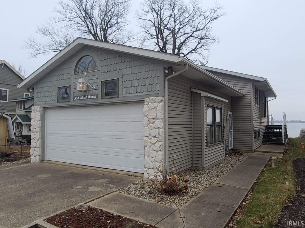 Photo of 11068 N Ideal Beach Drive, Syracuse, IN 46567 (MLS # 202606994)