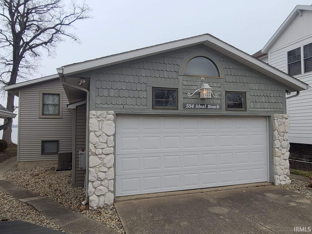 Photo of 11068 N Ideal Beach Drive, Syracuse, IN 46567 (MLS # 202606994)