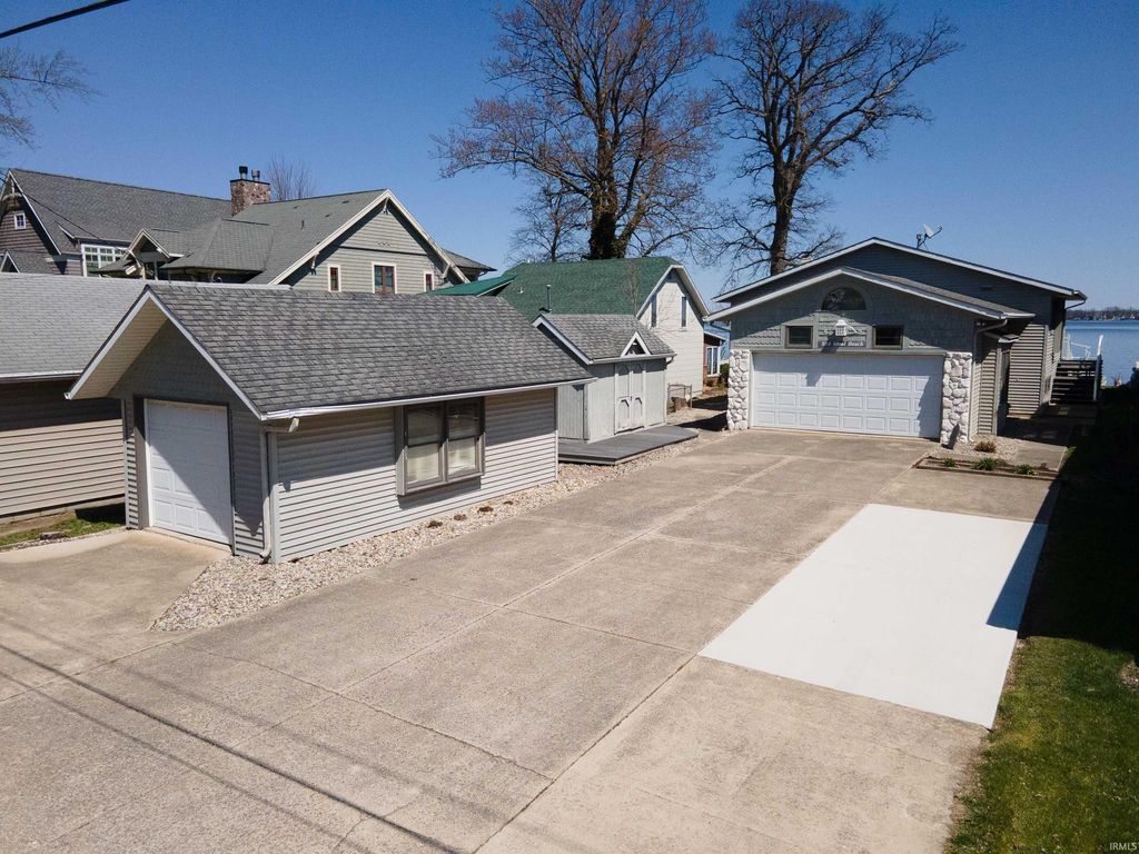 Photo of 11068 N Ideal Beach Drive, Syracuse, IN 46567 (MLS # 202606994)