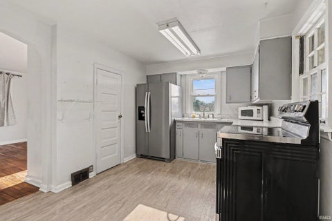Tiny photo for 1610 N Byrkit Street, Mishawaka, IN 46545 (MLS # 202631536)