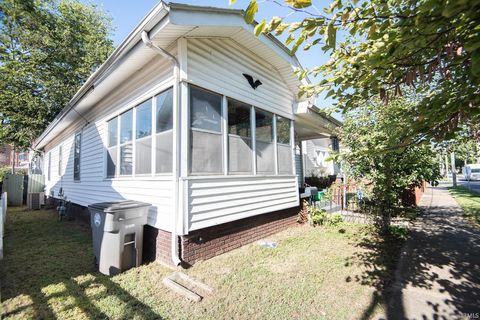 Tiny photo for 607 Barnett Street, Vincennes, IN 47591 (MLS # 202542058)